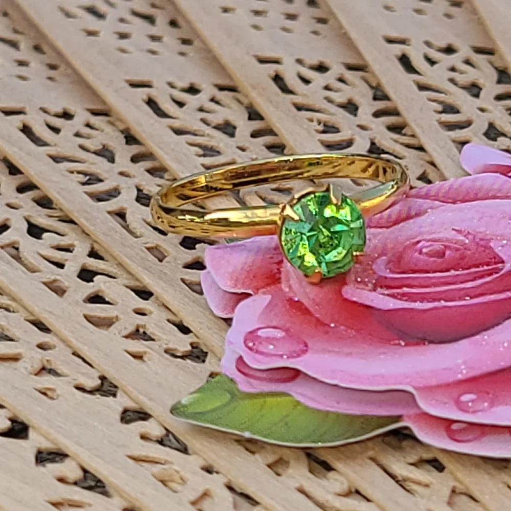 Size 7.5 ladies Retro Vintage Ring for sale green & gold